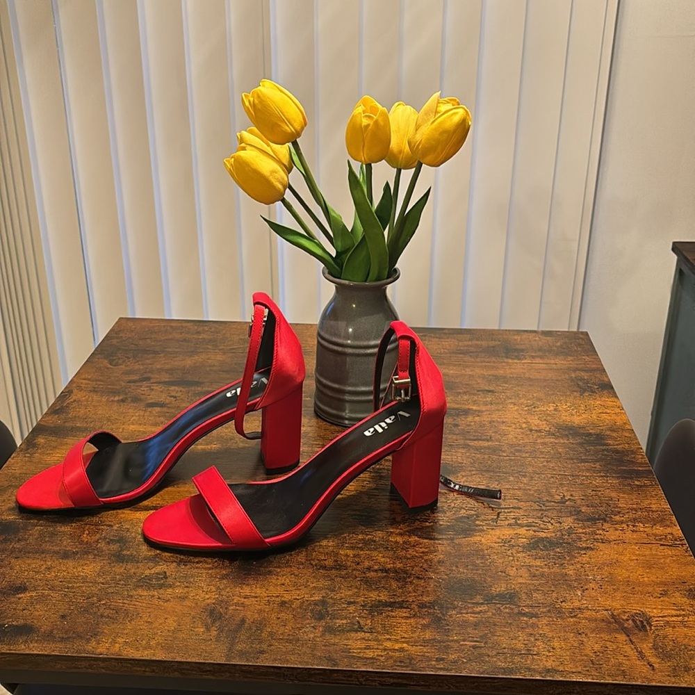 VAILA RED SATIN PUMPS SIZE 10 - Picture 2 of 4